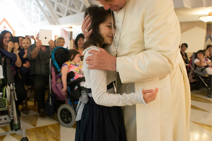 « Les enfants sont l’avenir de la famille humaine », tweet du pape François