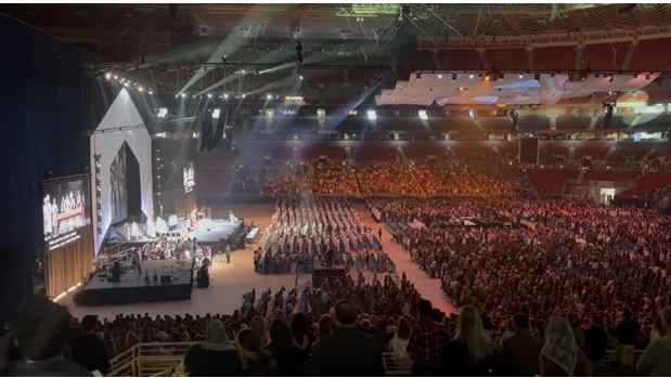 Quand 17.000 étudiants chantent ensemble le « Salve Regina »