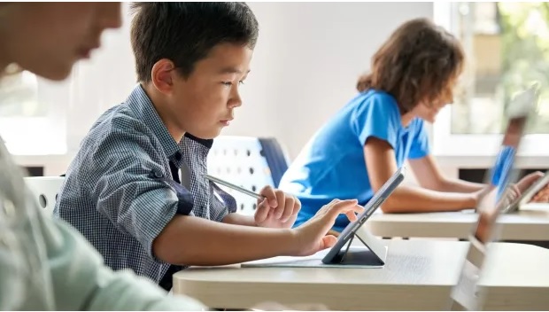 Aleteia: Faut-il chasser l’intelligence artificielle de l’école dès maintenant ?
