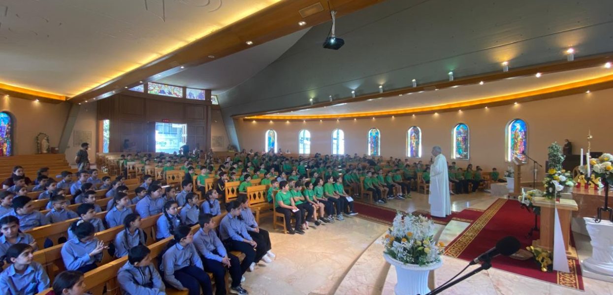 Mont La Salle: l’ Ecole Saint Vincent de Paul visite les reliques de Saint Carlo. Mont La Salle: l’ Ecole Saint Vincent de Paul visite les reliques de Saint Carlo.