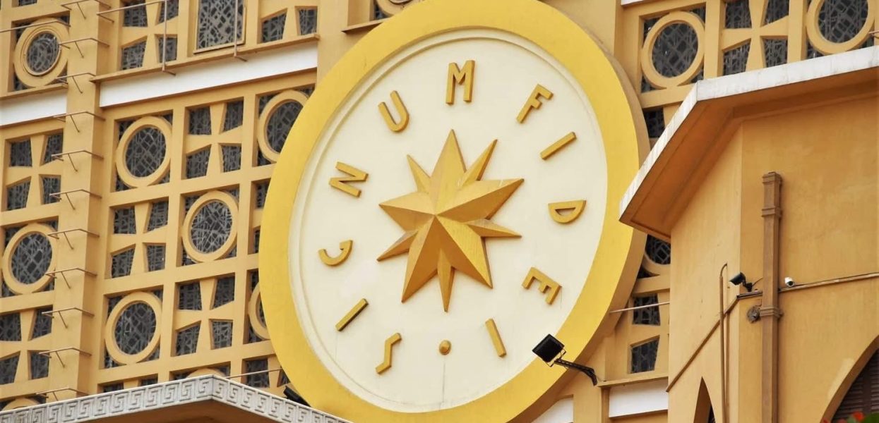 De La Salle Daher: “Star Sign” on the front facade of College De La Salle