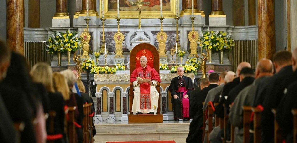 Le Pape devant les évêques, prêtres, religieux et laïcs engagés de l’Eglise en Turquie.