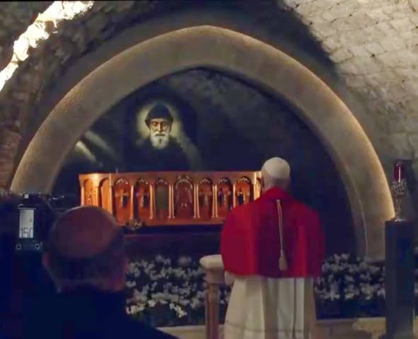 Léon XIV à Annaya: il se recueille et prie devant la tombe de saint Charbel Makhlouf. Léon XIV à Annaya: il se recueille et prie devant la tombe de saint Charbel Makhlouf.