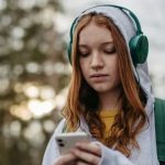 Aleteia.fr: L’Australie, premier pays à interdire les réseaux sociaux aux adolescents