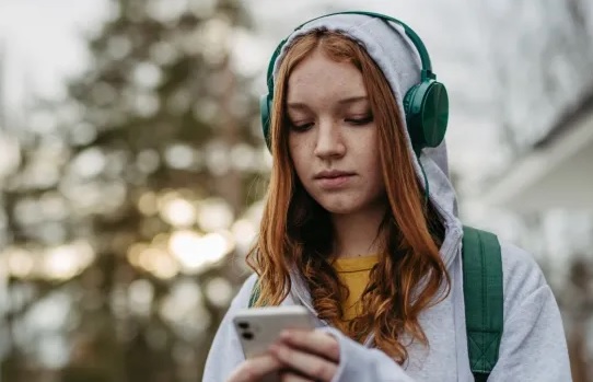 Aleteia.fr: L’Australie, premier pays à interdire les réseaux sociaux aux adolescents