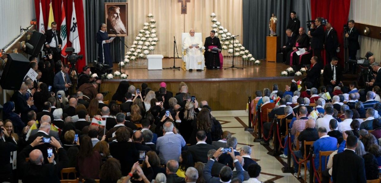 Le Pape à l’hôpital de la Croix: «Nous ne pouvons pas oublier les plus fragiles»