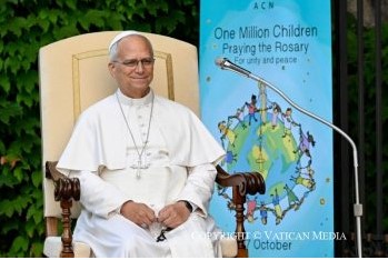 Léon XIV prie avec les enfants pour la paix dans le monde Léon XIV prie avec les enfants pour la paix dans le monde